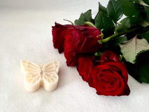 🦋 Czasami wystarczy chwila spokoju, zapach kwiatów i lekkość motyla (nawet tego z wosku…