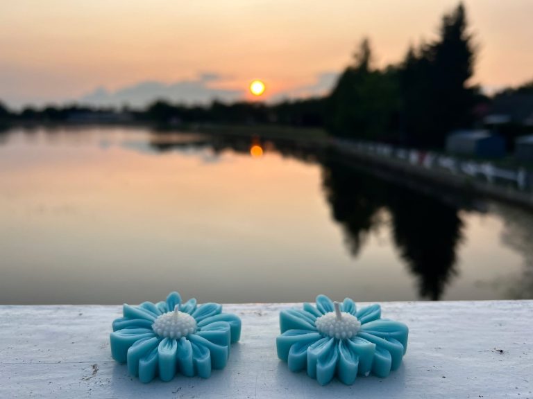 🌅 Zachód słońca, cisza nad wodą i… nasze świece 🕯️✨