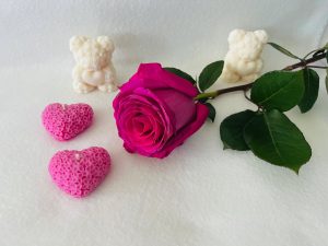 Intensywna fuksjowa róża 🌹 w towarzystwie białych 🤍 i delikatnie fuksjowych 💗 świec…